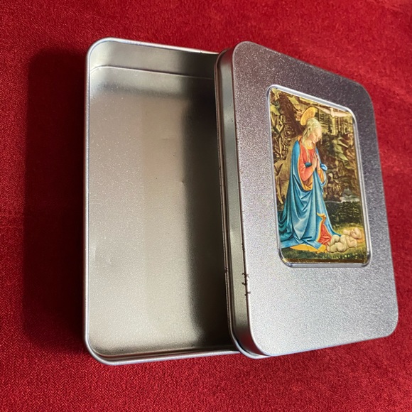 Custom made metal tin with unique nativity picture. - Picture 9 of 10